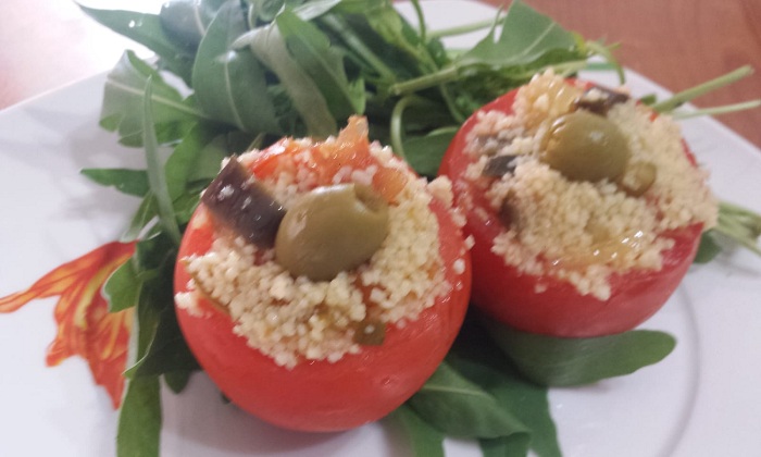 Pomodori ripieni con cous cous, verdure e spezie