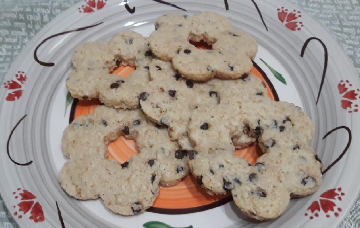 Biscotti con farina di arachidi e gocce di cioccolato